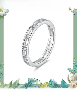 Détail macro d'une bague double couche en argent 925 sertie de zircons étincelants