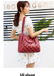 Détail du sac fourre-tout matelassé rouge vin avec perles sur robe blanche à fleurs