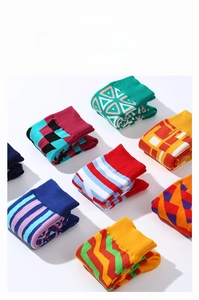Detailgitter aus geometrischen Baumwollsocken mit Streifen- und Karomustern