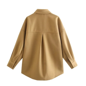 Vue arrière d'une veste chemise camel oversize avec épaules tombantes et pli creux
