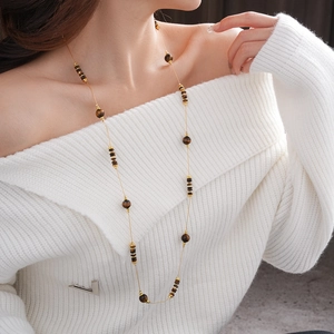 Vue détaillée du collier long avec perles d'œil de tigre Maillard et anneaux dorés