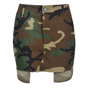 Detail eines klassischen Camouflage-Minirocks mit Reißverschlusstaschen und Saum
