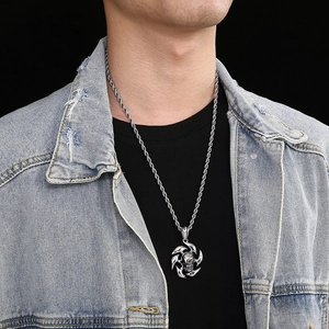 Détail du pendentif tête de mort pirate en acier inoxydable avec chaîne torsadée