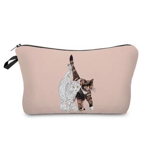 Dettaglio trousse in tela rosa con stampa di gatti e cerniera nera laterale