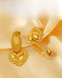 Vue détaillée de boucles d'oreilles cœur avec texture rayon de soleil sur soie