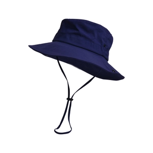 Dettaglio del cappello da sole blu navy ad asciugatura rapida con cordoncino regolabile