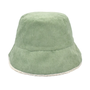 Détail d'un chapeau bob en velours côtelé vert avec doublure polaire blanche chaude