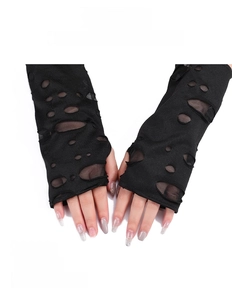 Dettaglio guanti neri senza dita stile punk con strappi e trama a maglia per cosplay