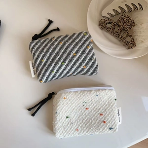 Portamonete in tessuto a maglia con etichette Simple Wish e motivi colorati in due stili