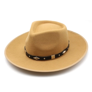 Détail d'un chapeau fedora en laine camel avec ruban en cuir et rivets argentés
