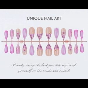 Faux ongles rose à motif zèbre avec détails floraux 3D et perles dorées élégantes
