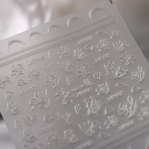 3D-Relief-Nagelaufkleber mit weißen Lilien, Schmetterlingen und Liebes-Schriftzug