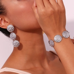 Dettaglio della trama martellata del bracciale vintage in argento su una modella
