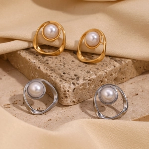 Retro hollow circular pearl stud earrings in gold and silver plating over stainless steel