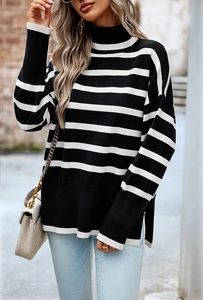 Detail des gestreiften Rollkragenpullovers mit Strickstruktur und seitlichem Schlitz