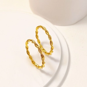Minimalist golden twisted rope rings in stainless steel for a stackable luxury look