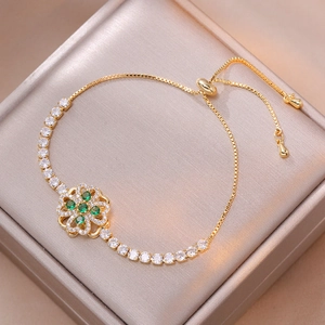 Bracelet doré ajustable avec pendentif fleur en gemmes vertes et zircons pavés brillants