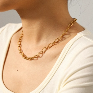 Collier en acier inoxydable plaqué or 18 carats avec maille torsadée sur mannequin