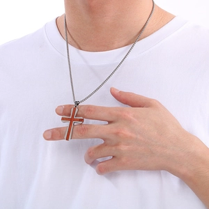 Collier avec pendentif croix en acier inoxydable et bois de rose porté par un mannequin