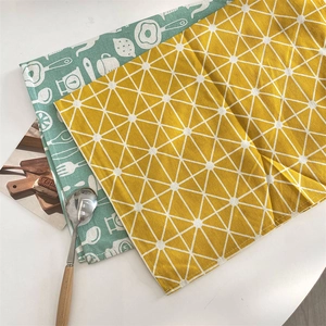 Détail de sets de table isolants en coton-lin avec motifs géométriques et de cuisine