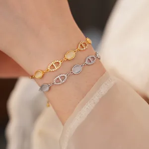 Bracelets superposés avec pierre œil-de-chat ovale et maillons sertis de diamants or et argent