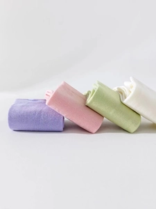 Stesura piatta di calze in maglia morbida in lilla rosa menta e crema pastello