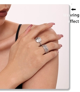 Wearing effect of a square white shell star ring with a silver woven hollow ring set