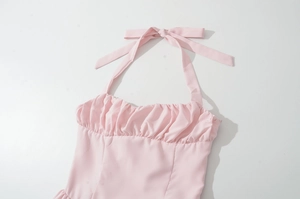 Détail de la robe licou rose montrant les plis sur la poitrine et la texture du tissu