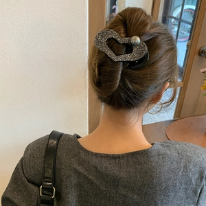 Fermaglio per capelli a cuore alla moda con finitura luccicante e dettaglio perla