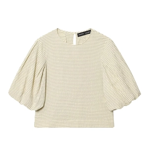 Damen Karo-Oberteil mit Puffärmeln in Beige und Schwarz mit Rundhalsausschnitt auf Weiß