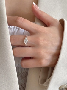 Close-up of minimalist 925 silver ring featuring a small heart zirconia on a model's finger