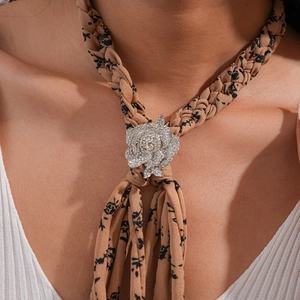 Détail du collier vintage en tissu à motif floral et pendentif fleur en diamants brillants