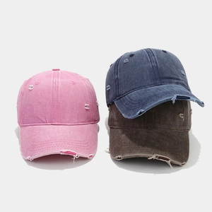 Berretti da baseball in cotone lavato rosa, blu e marrone con bordi strappati vintage