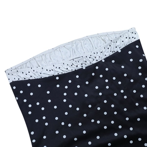 Détail du motif à pois noirs et blancs avec coutures élastiques à la taille du vêtement