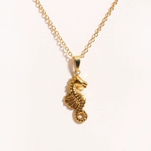 Nahaufnahme der goldenen Edelstahl-Halskette mit Seepferdchen-Anhänger in Gold