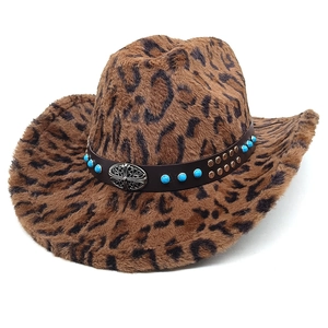Cappello da cowboy leopardato da donna con fascia in pelle e turchese su sfondo bianco