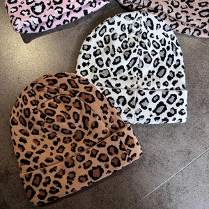 Berretti in maglia leopardata da donna in vari colori con una trama calda e spessa invernale