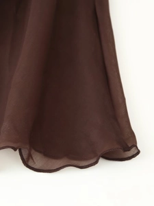 Dettaglio dell'orlo a balze sull'abito all'americana in chiffon marrone con bordo a onde