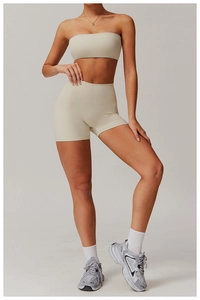 Detailansicht des beigen nahtlosen Yoga-Sets aus atmungsaktivem Stoff mit Shorts