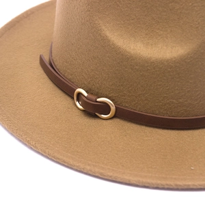 Dettaglio del cappello in feltro di lana con fascia in pelle e fibbia metallica