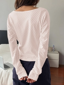 T-shirt blanc à manches longues pour femme avec motif à pois noirs, vue de dos décontractée