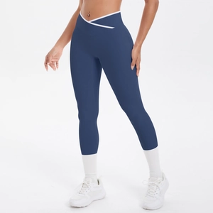 Détail de legging de yoga à taille haute avec ceinture croisée en V contrastée