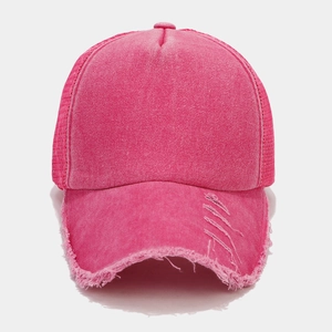 Dettaglio cappello trucker rosa con design vintage consumato e rete traspirante posteriore