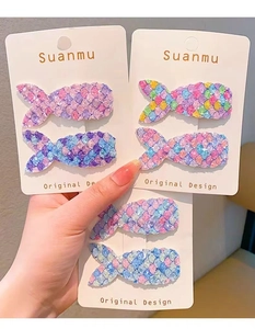 Détail de barrettes queue de sirène scintillantes avec paillettes colorées sur cartes