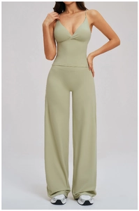 Détail de l'ensemble de yoga vert clair avec caraco col en V et pantalon large taille haute
