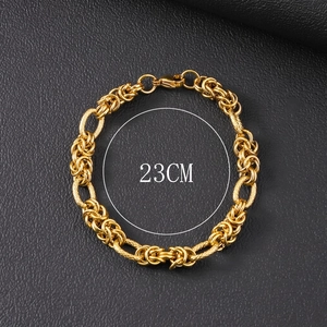 Gros plan sur un bracelet chaîne en titane plaqué or 18 carats de 7 mm sur cuir gris