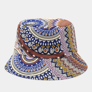 Dettaglio del cappello da sole bohémien con mandala floreali e motivi geometrici