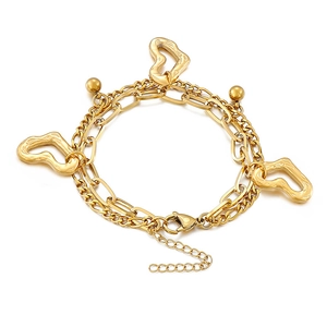 Bracelet double couche en acier inoxydable doré avec breloques cœur et perles sur fond blanc