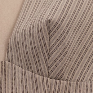 Détail macro du tissu en maille rayée marron montrant les coutures et la texture