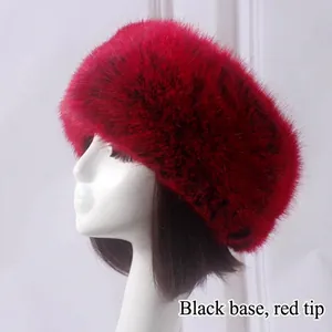 Détail d'un bonnet en fausse fourrure noire aux pointes rouges sur un mannequin